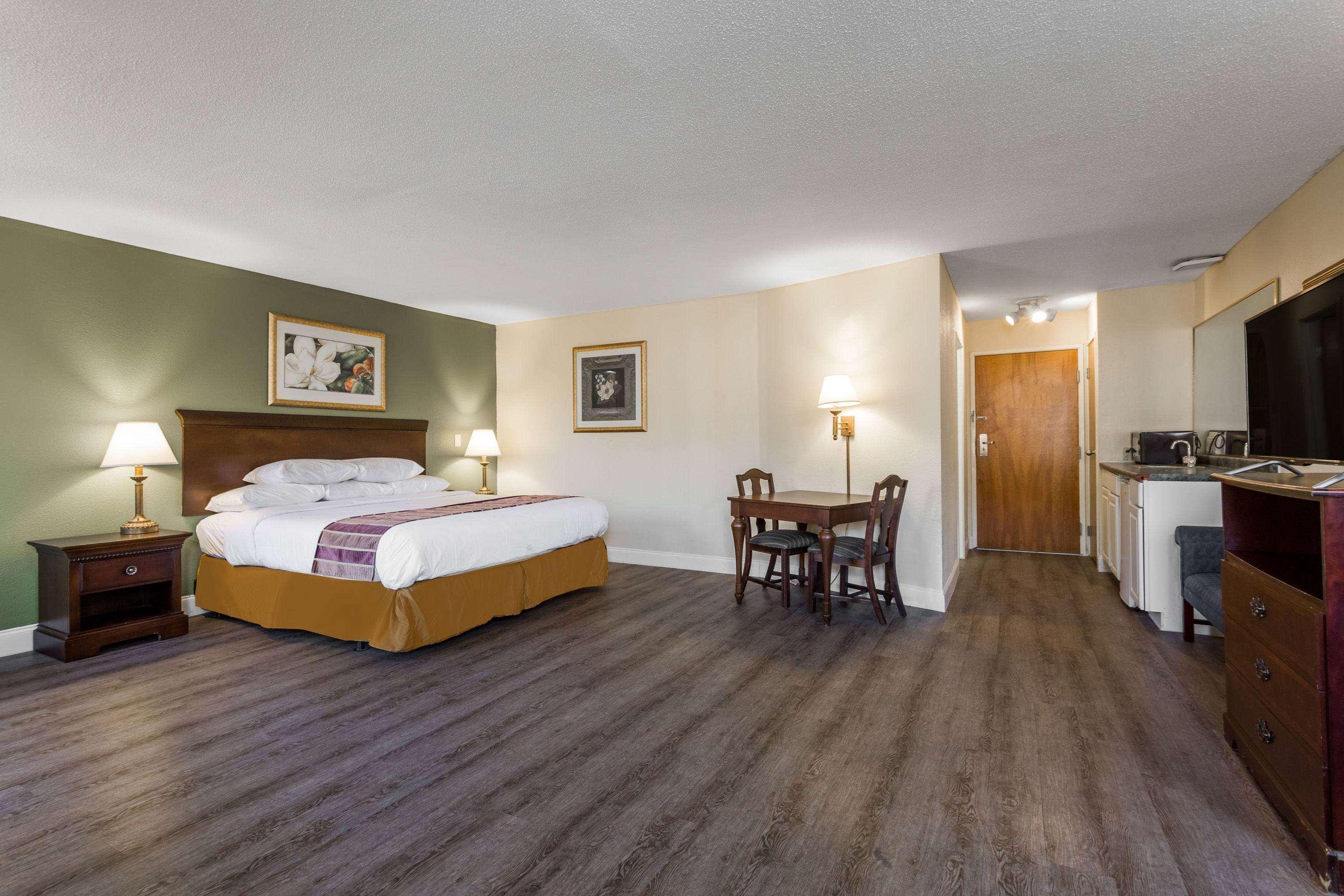 Days & By Wyndham Golden East Motel Rocky Mount