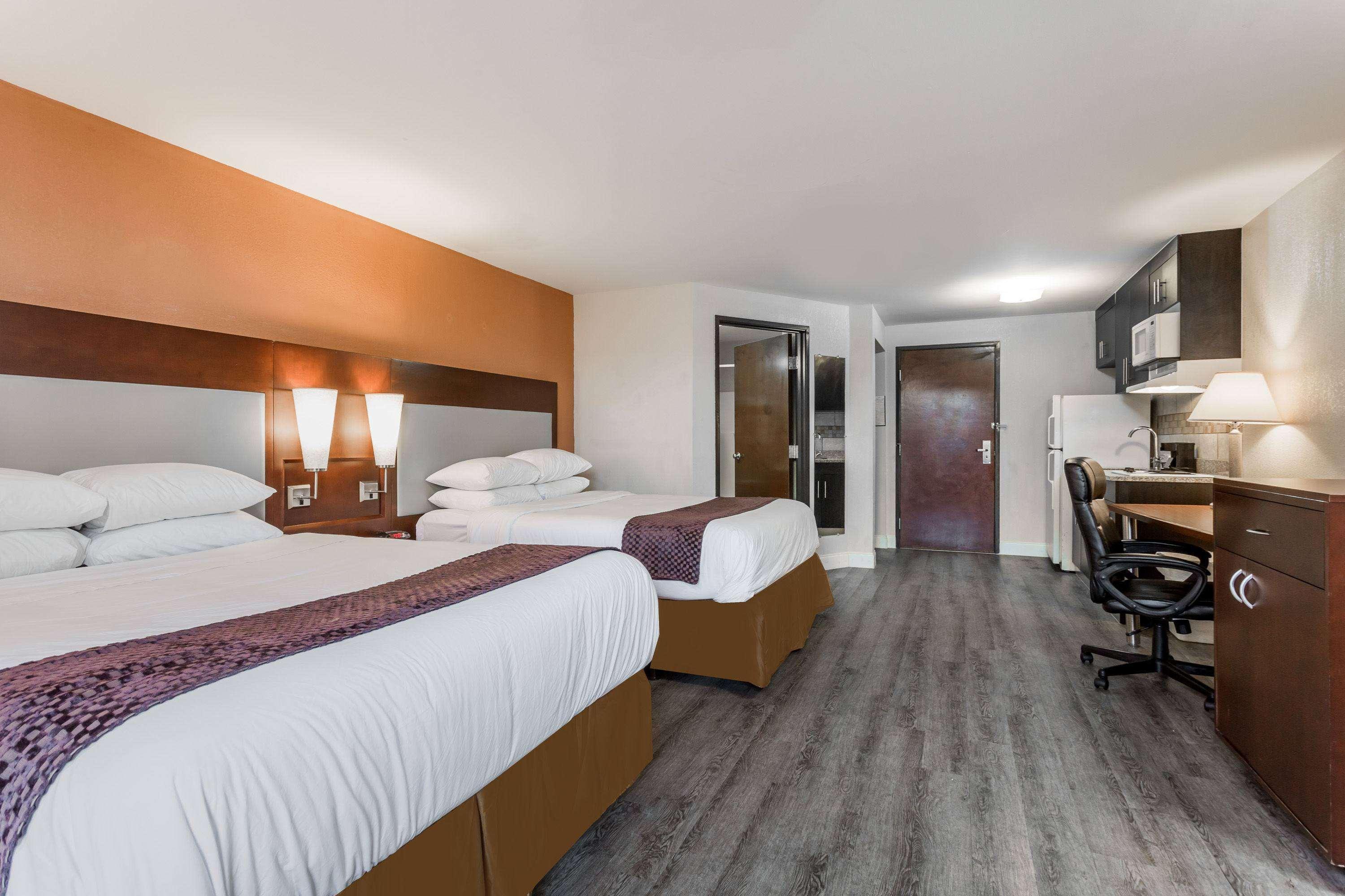 Motel Days & By Wyndham Golden East 2*