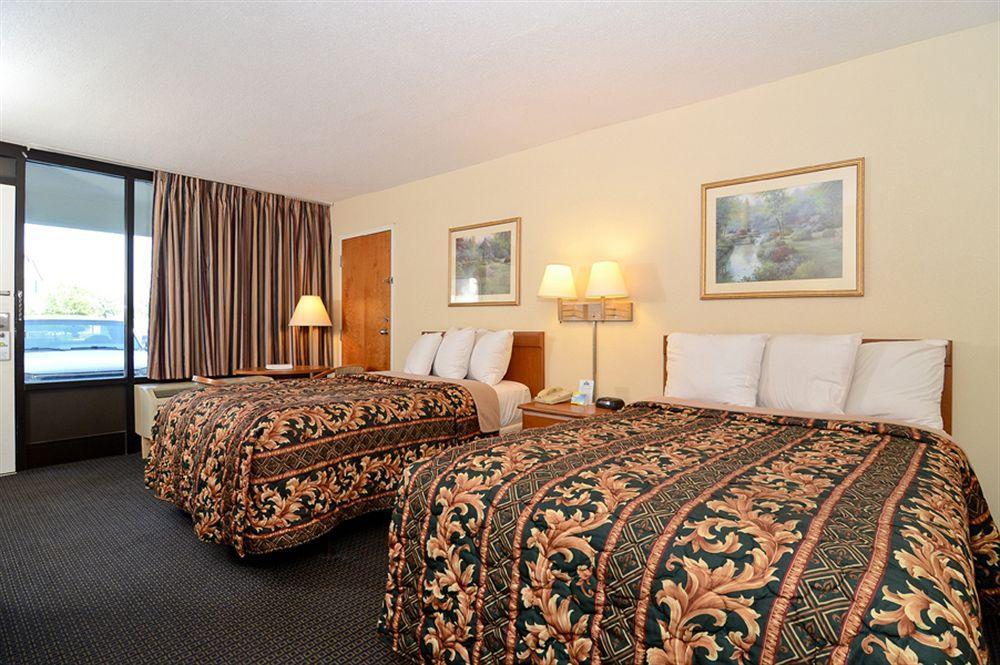 Days & By Wyndham Golden East 2* Rocky Mount