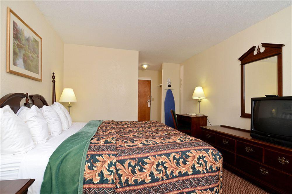 Days & By Wyndham Golden East Motel 2*
